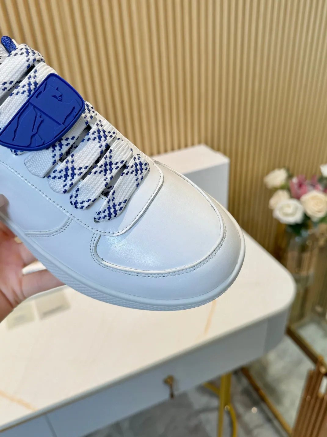 Men's men's shoes 💰560 is released, the classic plaid returns after three years, it is versatile and decorated with worsted Burberry plaid pattern. Featuring a mesh lining and checkered laces, the rubber sole features the archive Burberry monogram. From Burberry's iconic collection, these wardrobe staples are interpreted with the brand's signature style.   ✅Fabric: classic cotton ✅Lining: original board lining, silk cowhide lining ✅Outsole: TPU ✅Color: apricot ✅Number: Men's 39-45 (45 customized)